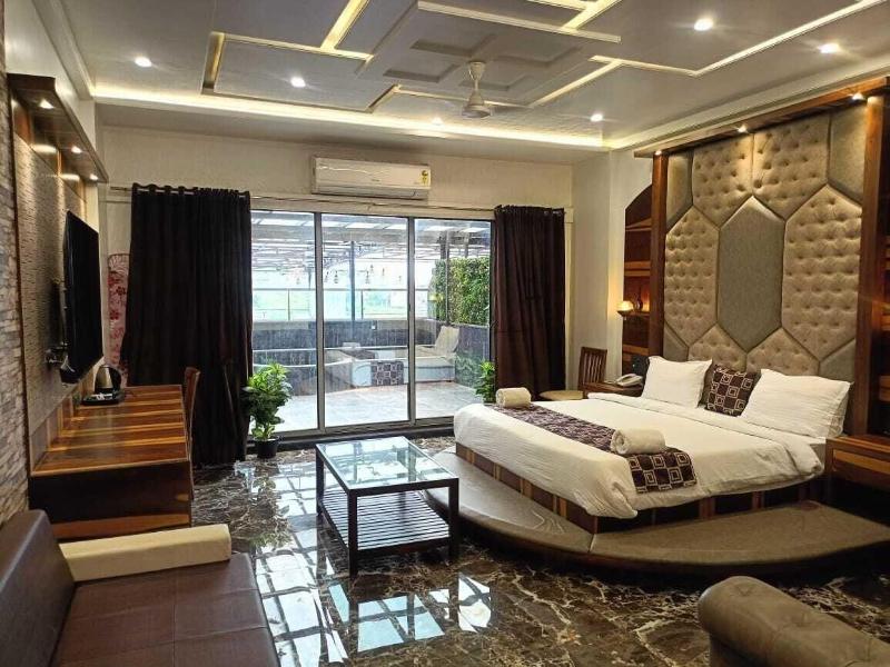 Hotel Grand Sarowar image