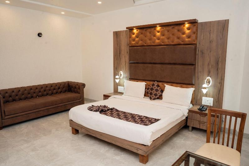 Hotel Grand Sarowar image