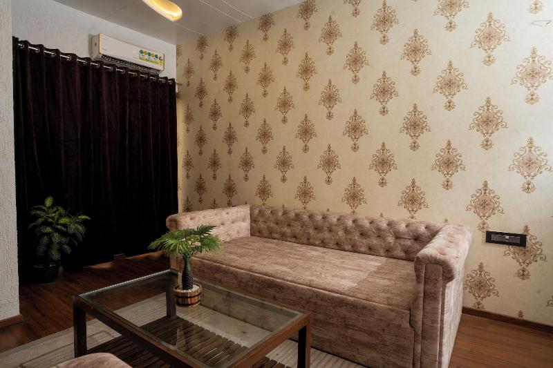 Hotel Grand Sarowar image