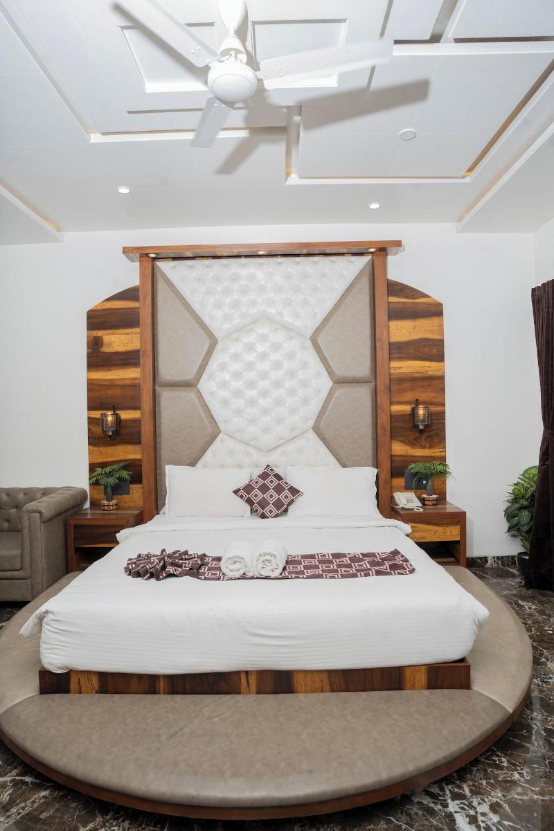 Hotel Grand Sarowar image