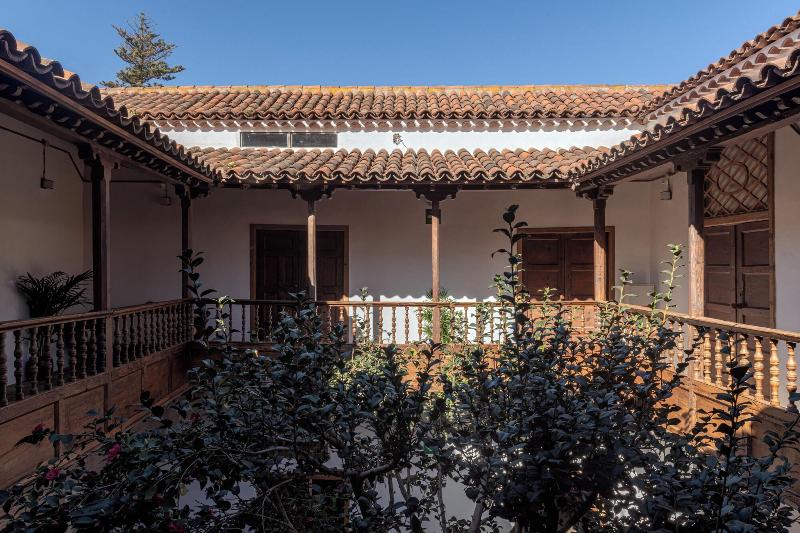 Hotel Emblema Tico La Casa De La Camelia image