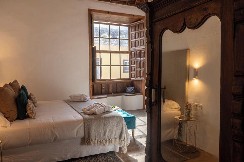 Hotel Emblema Tico La Casa De La Camelia image