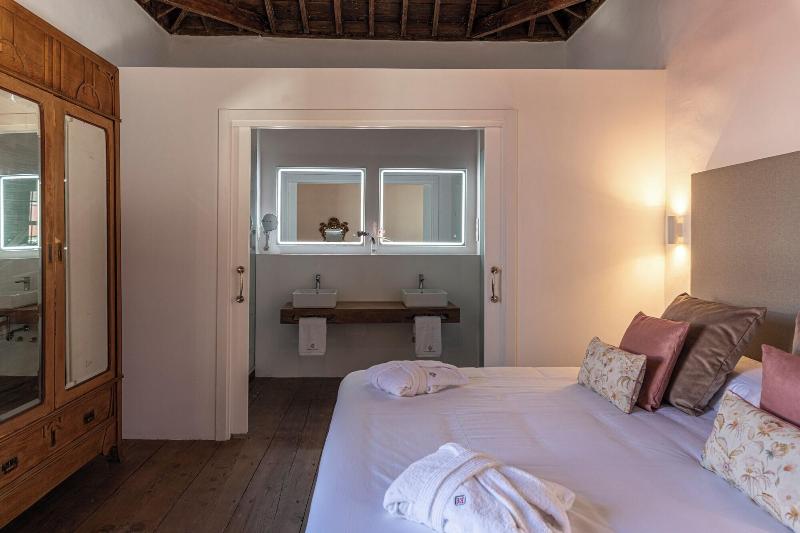 Hotel Emblema Tico La Casa De La Camelia image