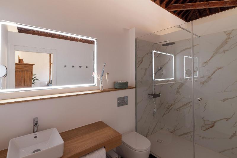 Hotel Emblema Tico La Casa De La Camelia image