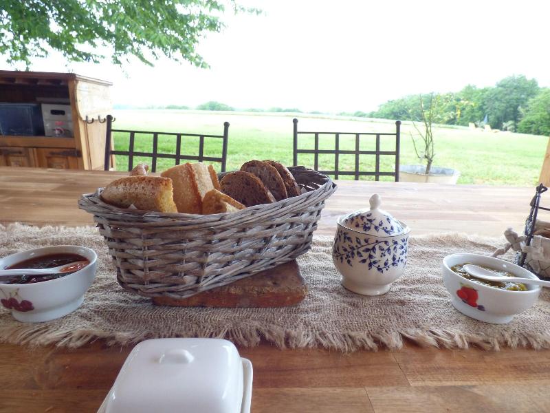 Britavit Chambres Et Table D Ha Tes image