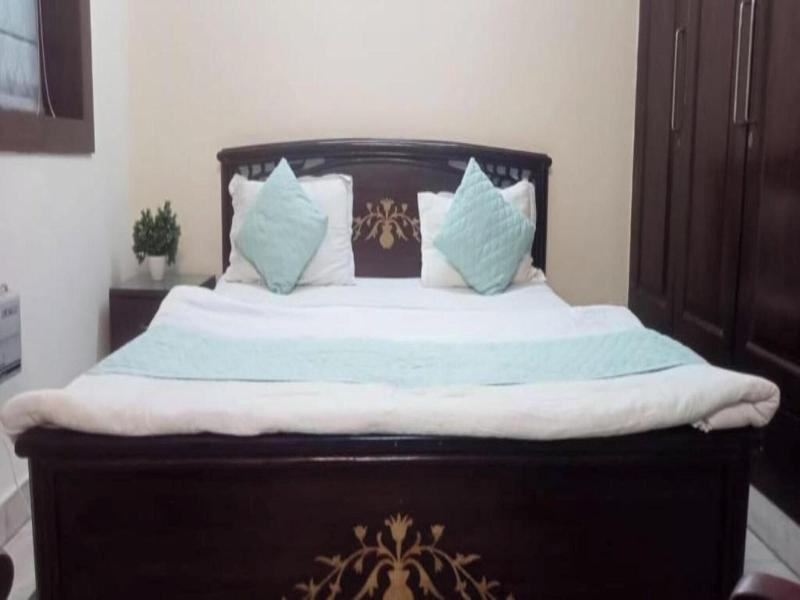 Room In B B Home Stay Bed And Break Fast image