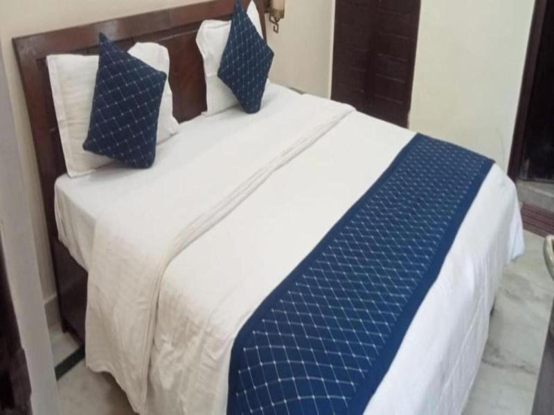Room In B B Home Stay Bed And Break Fast image