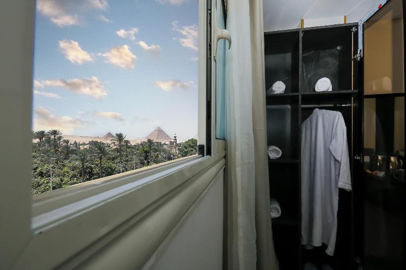 Taj Pyramids View Inn