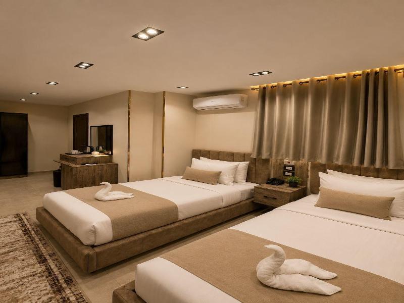 Taj Pyramids View Inn image