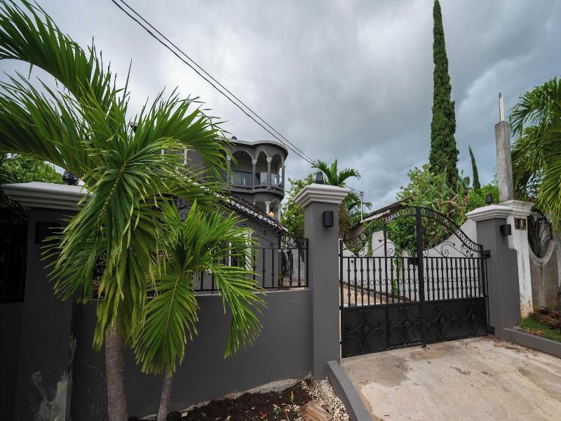 One Love Guesthouse image