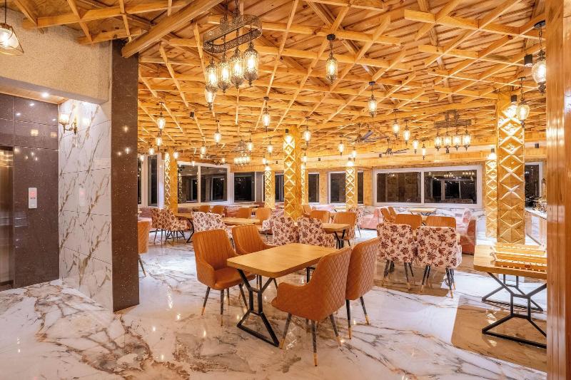 Golden Oak Hotel And Restaurant image