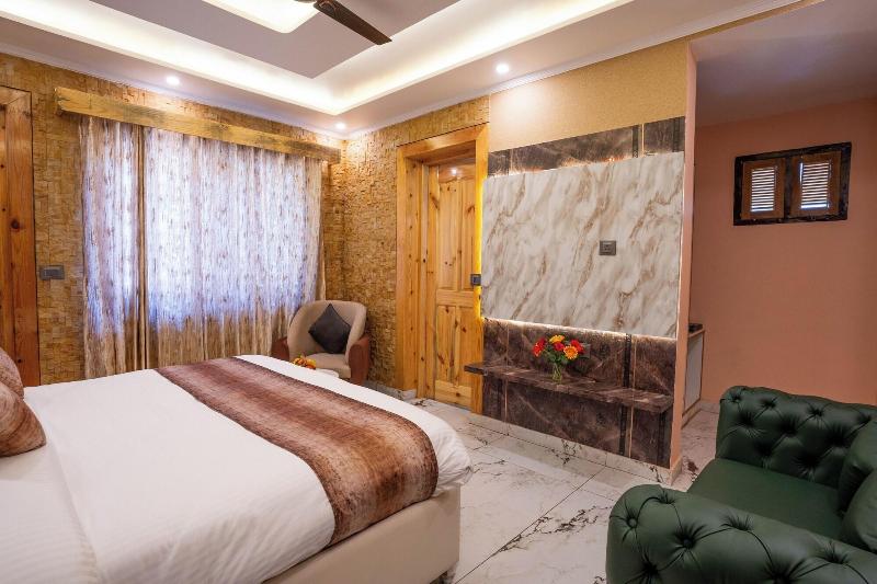 Golden Oak Hotel And Restaurant image