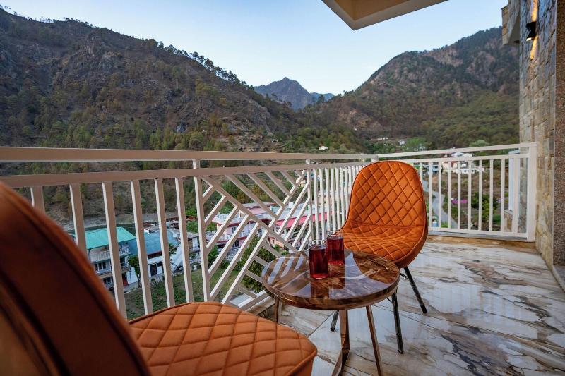 Golden Oak Hotel And Restaurant image