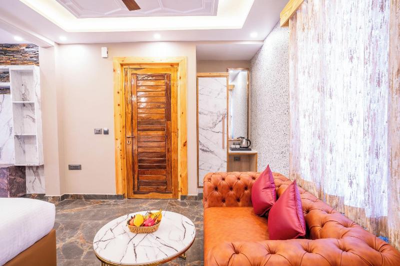 Golden Oak Hotel And Restaurant image