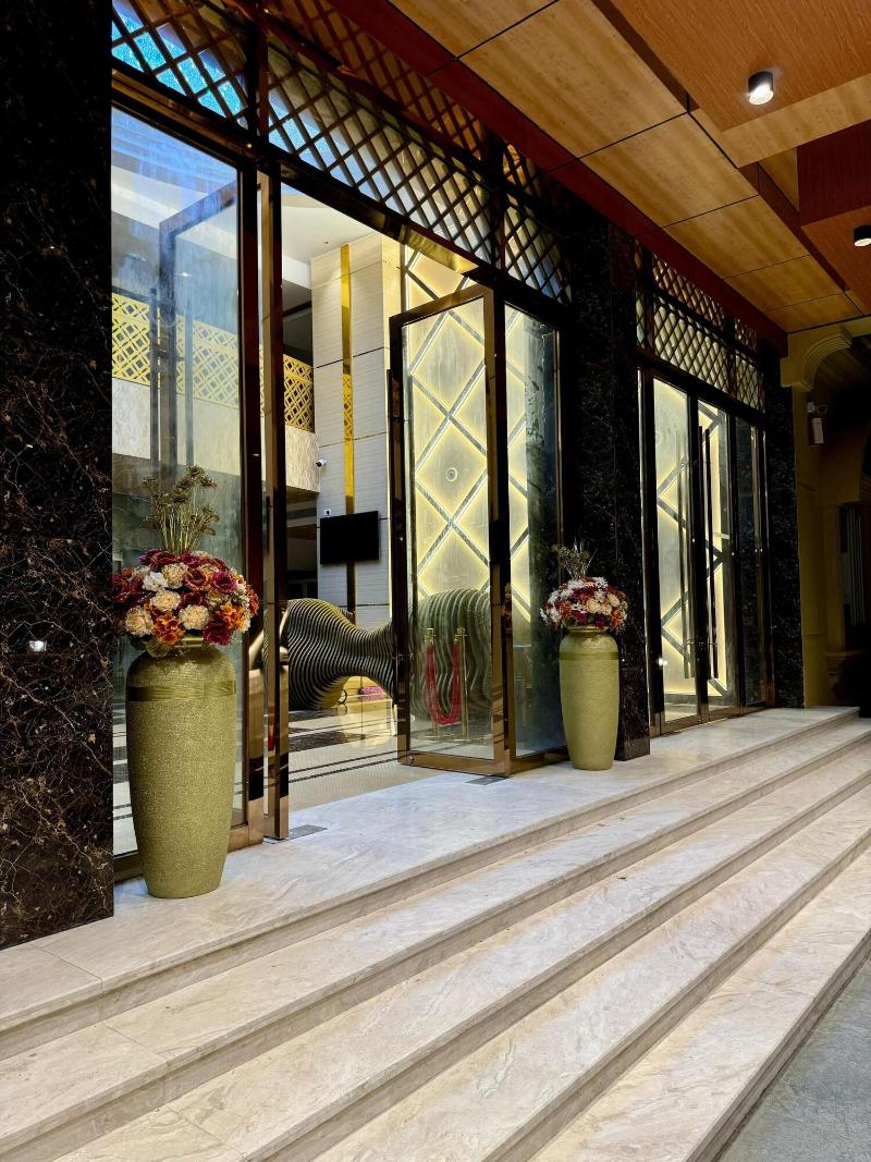 Le Royale Palace image