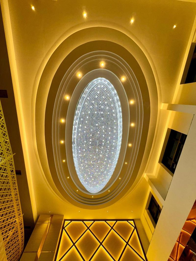 Le Royale Palace image