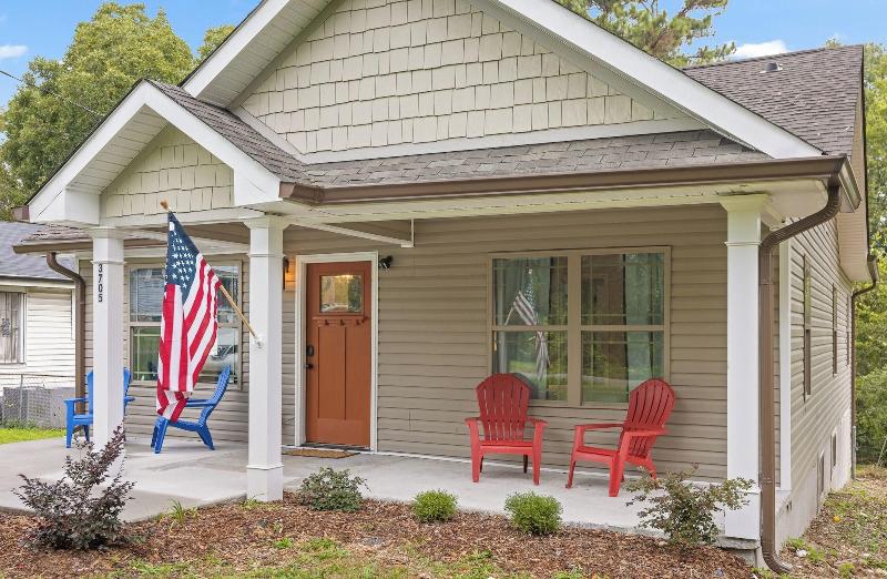 Trendy At Hoyt Two Homes image