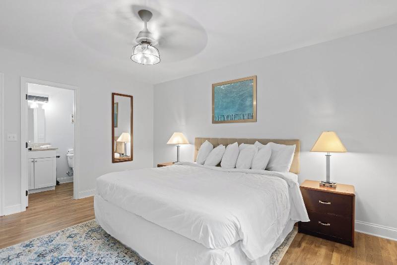 Trendy At Hoyt Two Homes image