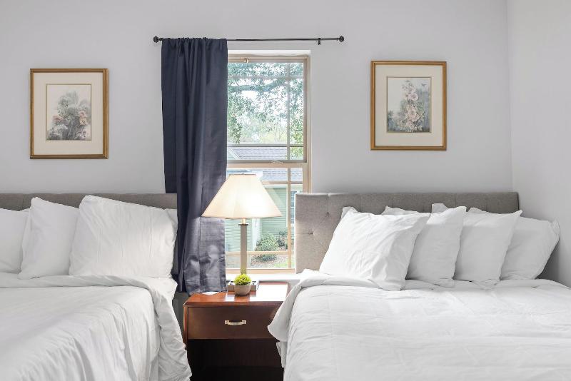Trendy At Hoyt Two Homes image