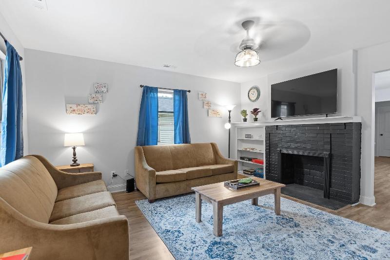 Trendy At Hoyt Two Homes image