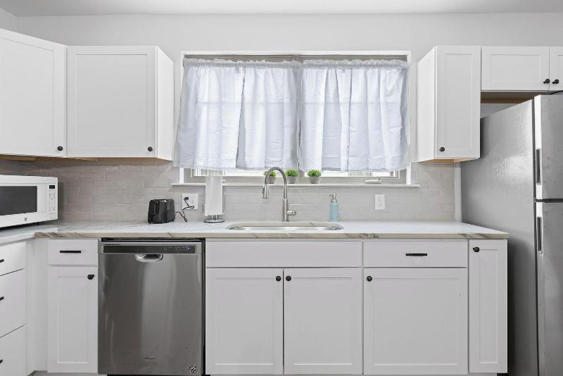 Trendy At Hoyt Two Homes image