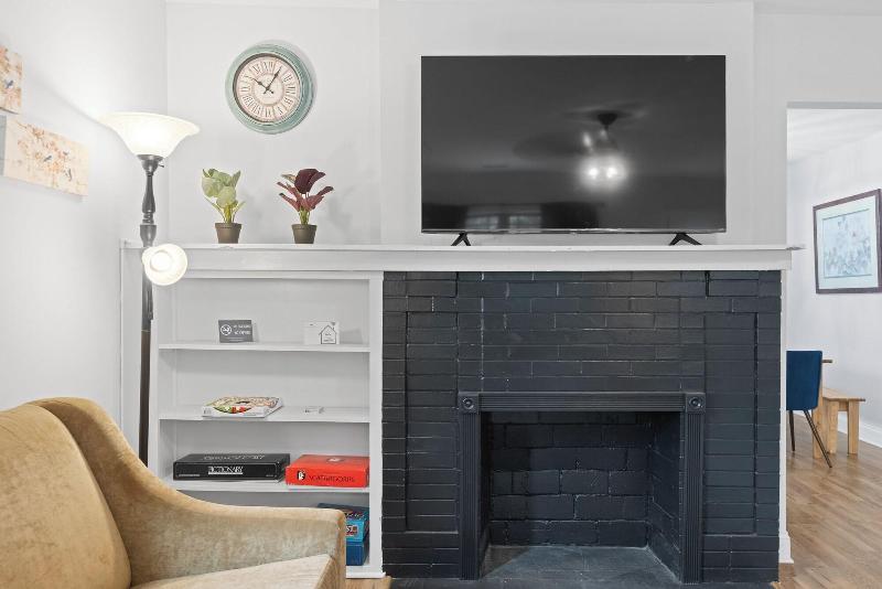 Trendy At Hoyt Two Homes image