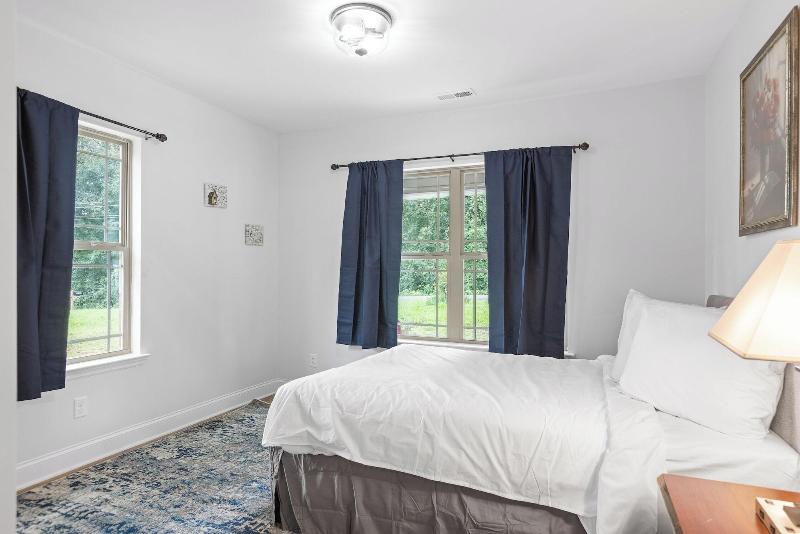 Trendy At Hoyt Two Homes image