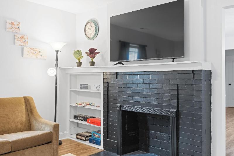 Trendy At Hoyt Two Homes image