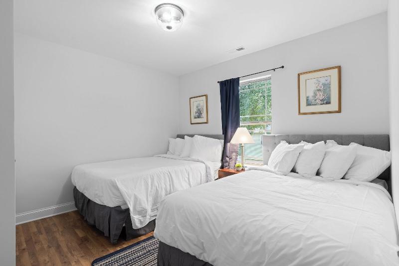 Trendy At Hoyt Two Homes image