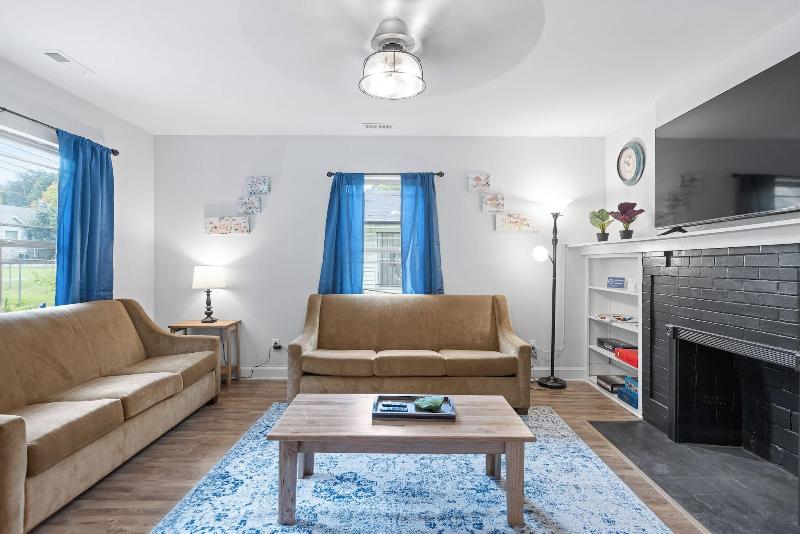 Trendy At Hoyt Two Homes image
