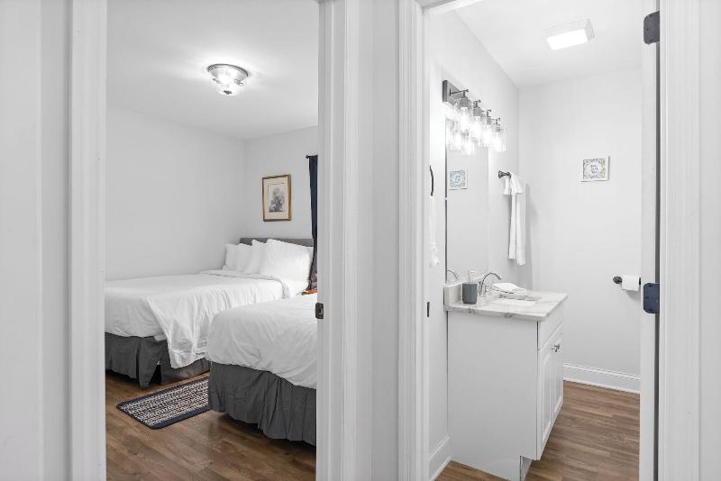 Trendy At Hoyt Two Homes image