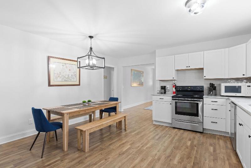 Trendy At Hoyt Two Homes image