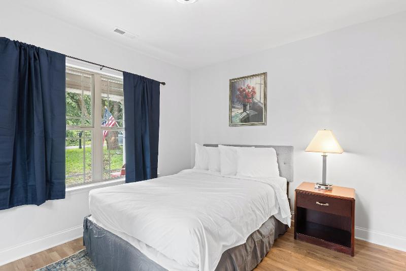 Trendy At Hoyt Two Homes image