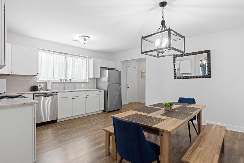 Trendy At Hoyt Two Homes image