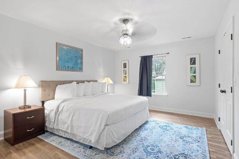 Trendy At Hoyt Two Homes image