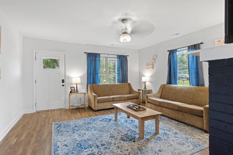Trendy At Hoyt Two Homes image
