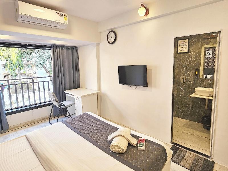Astha Kandivali Service Apt image