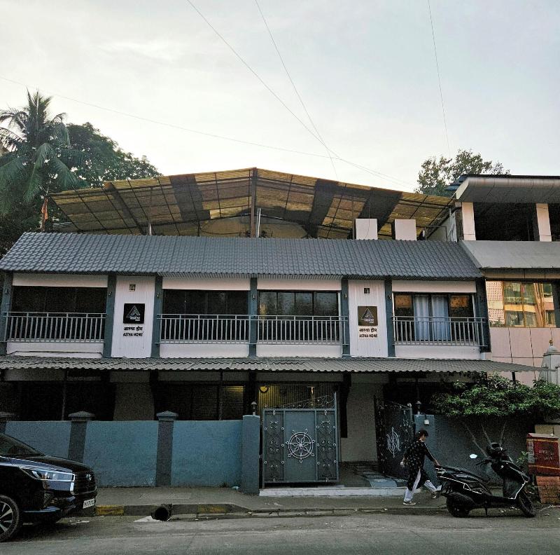 Astha Kandivali Service Apt image