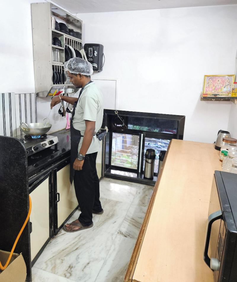 Astha Kandivali Service Apt image