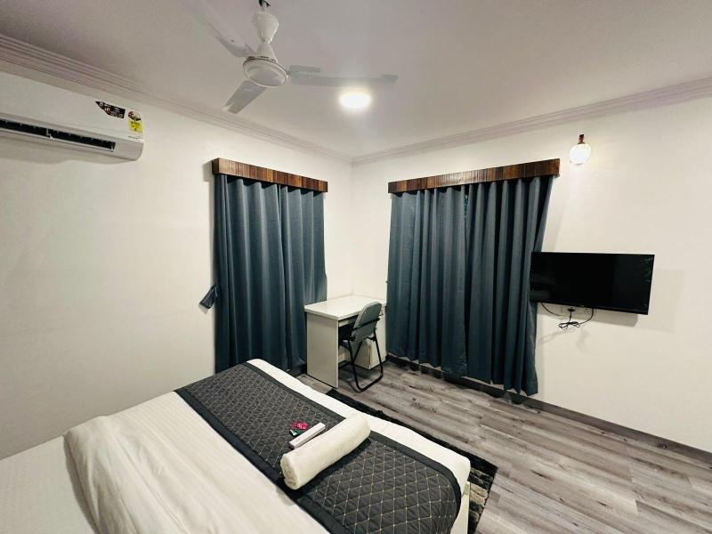Astha Kandivali Service Apt image