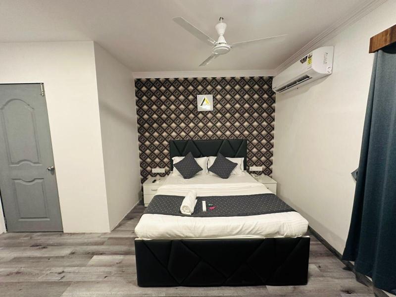 Astha Kandivali Service Apt image