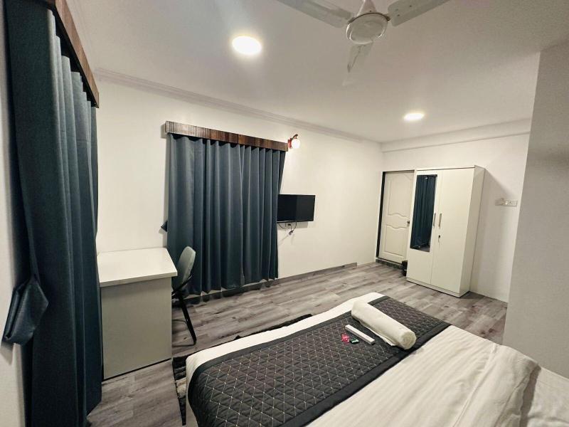 Astha Kandivali Service Apt image