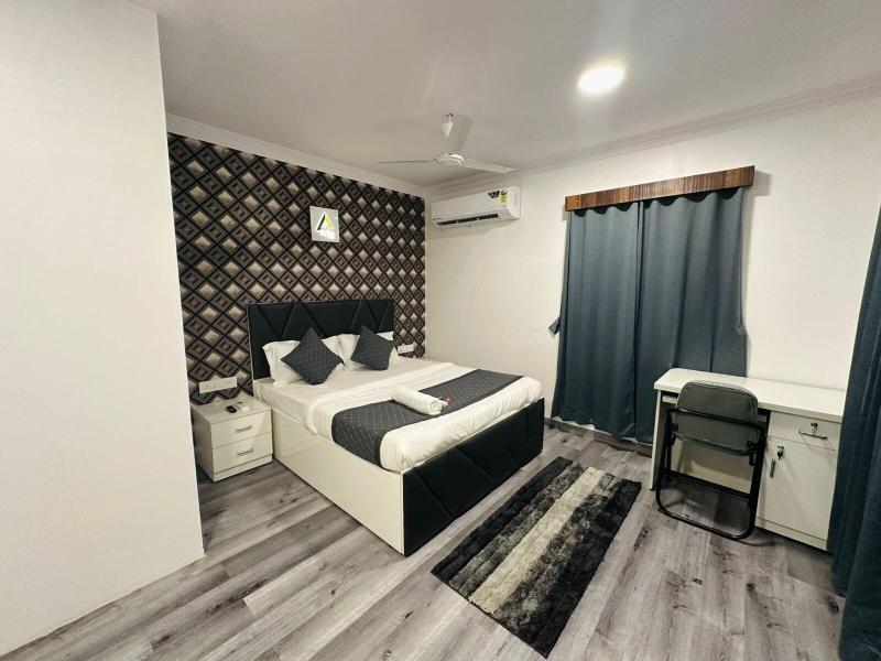 Astha Kandivali Service Apt image