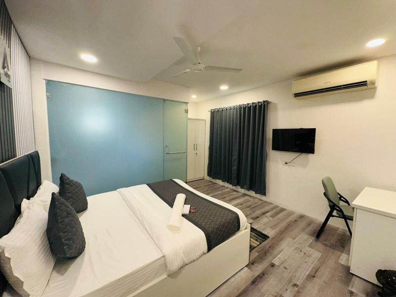 Astha Kandivali Service Apt image