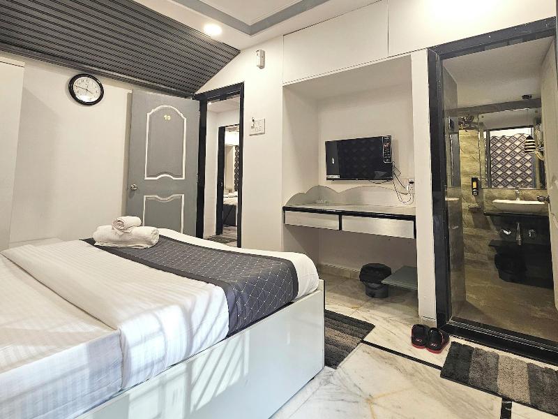 Astha Kandivali Service Apt image