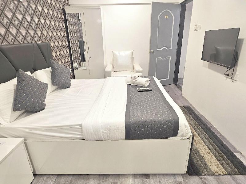 Astha Kandivali Service Apt image