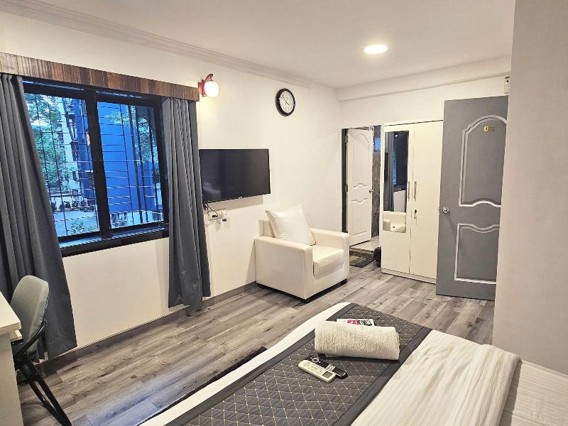 Astha Kandivali Service Apt image