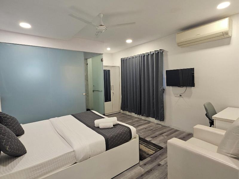 Astha Kandivali Service Apt image