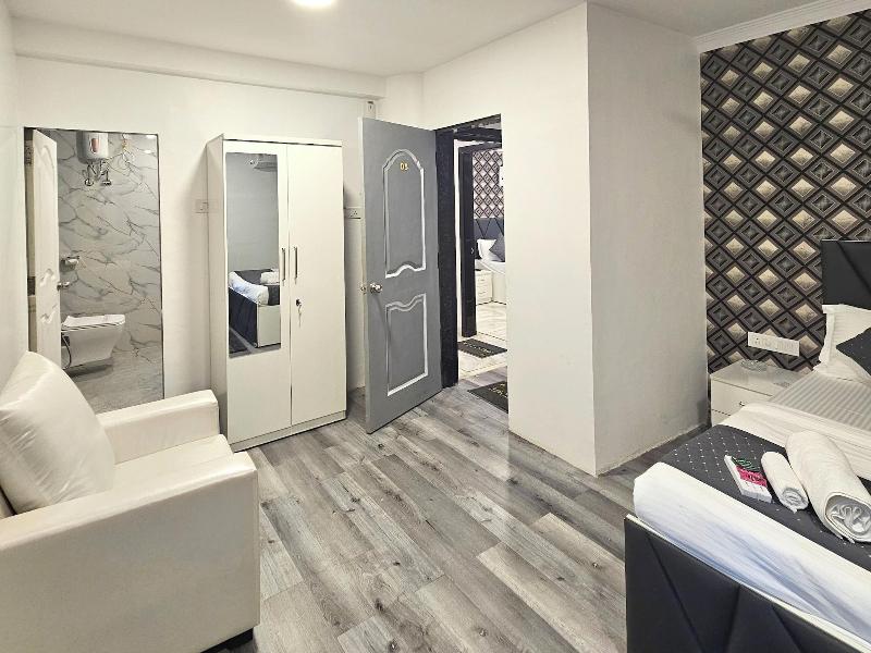 Astha Kandivali Service Apt image