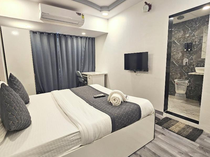 Astha Kandivali Service Apt image